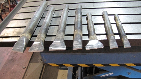 geschmiedetes Bauwerkzeug.JPG - Hydraulikhammereisen in diversen Grössen und Formen